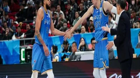 国足18强赛终章，最佳阵容揭晓：京沪六将领衔，王大雷无缘主力